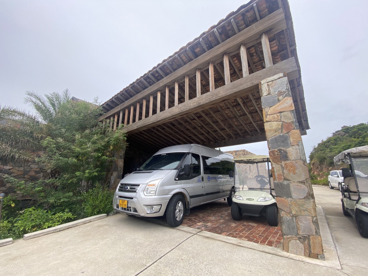 Xe Limousine đón khách tại Resort